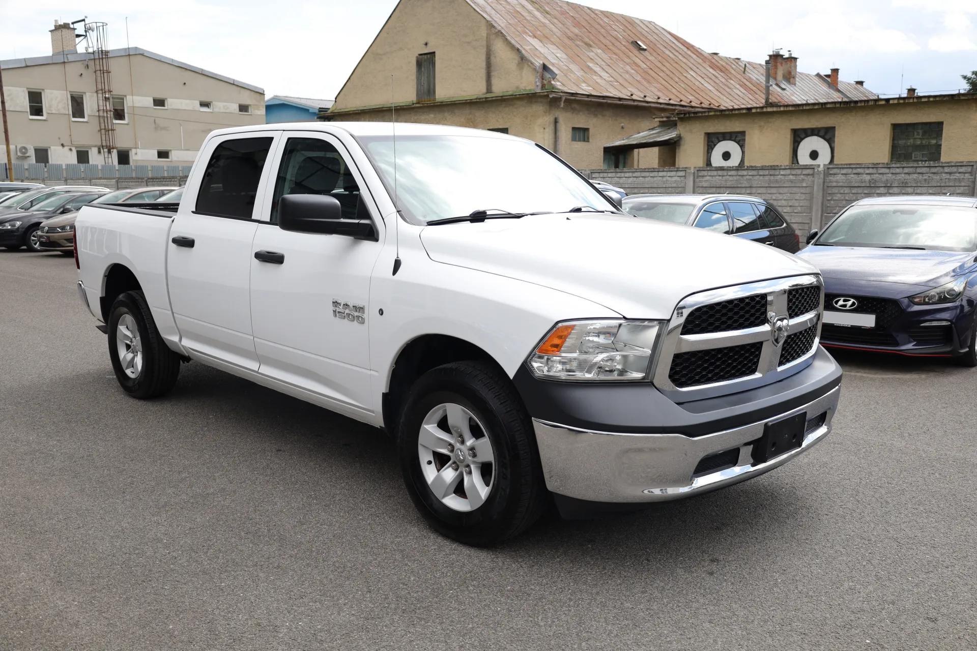 Dodge RAM 1500 4WD Crew Cab 140.5" ST