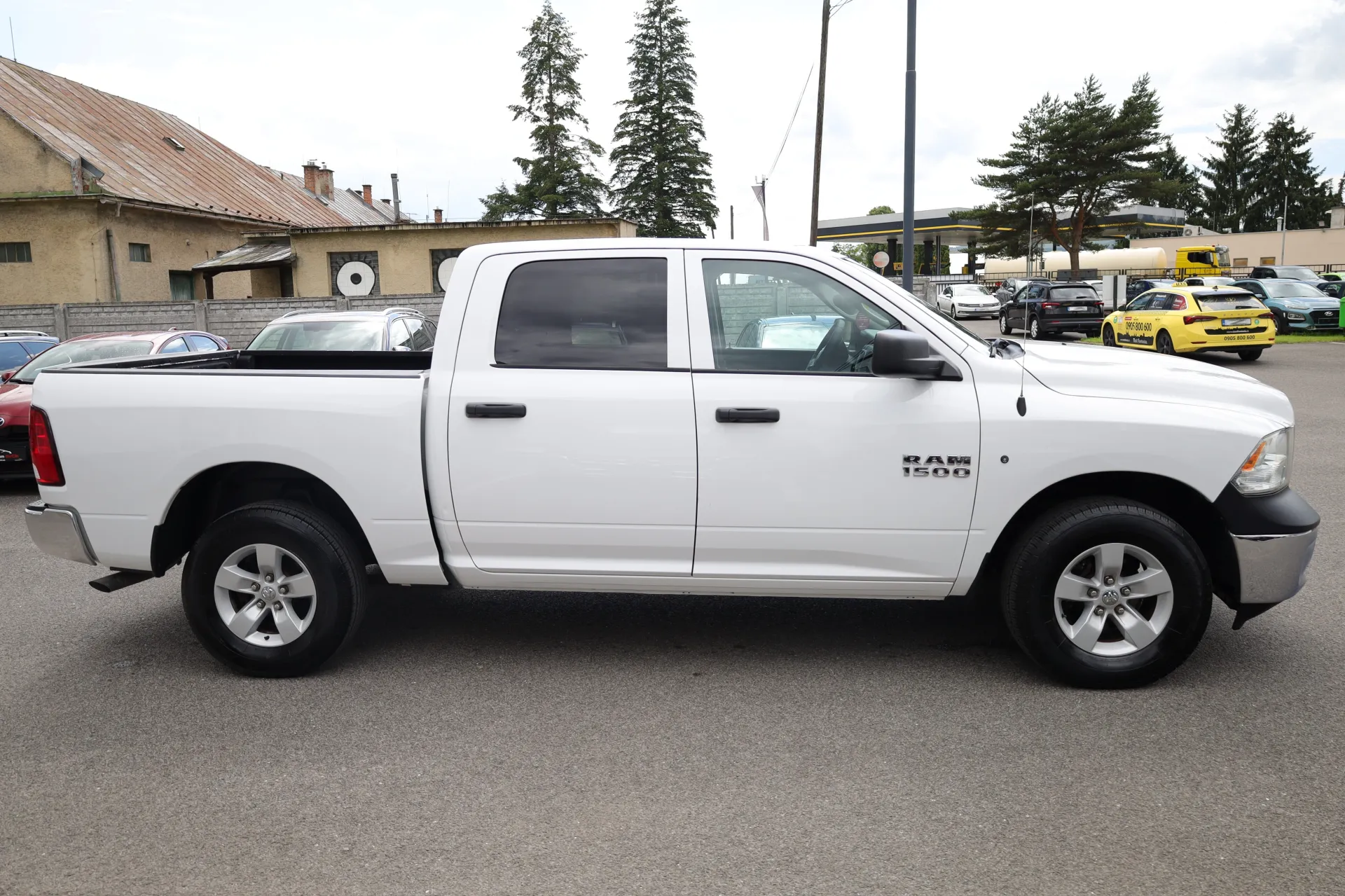Dodge RAM 1500 4WD Crew Cab 140.5" ST