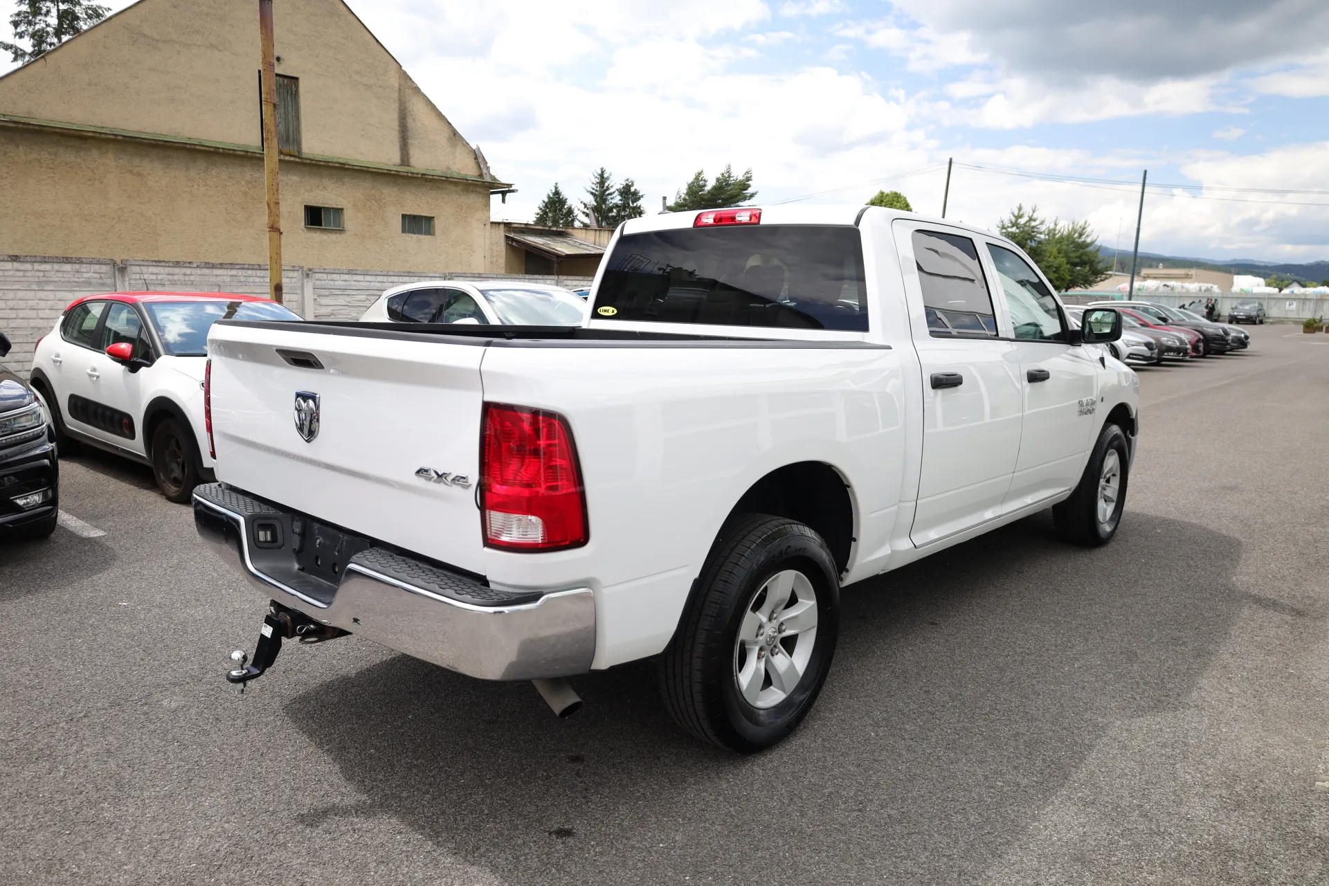 Dodge RAM 1500 4WD Crew Cab 140.5" ST